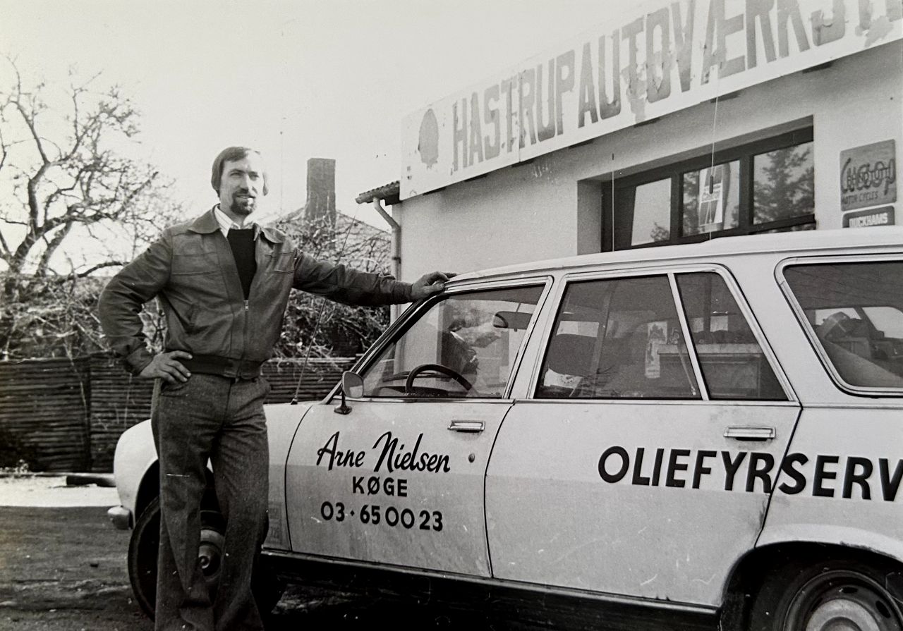 Perustaja Arne Nielsen yhden ensimmäisistä huoltoautoista 1970-luvulla