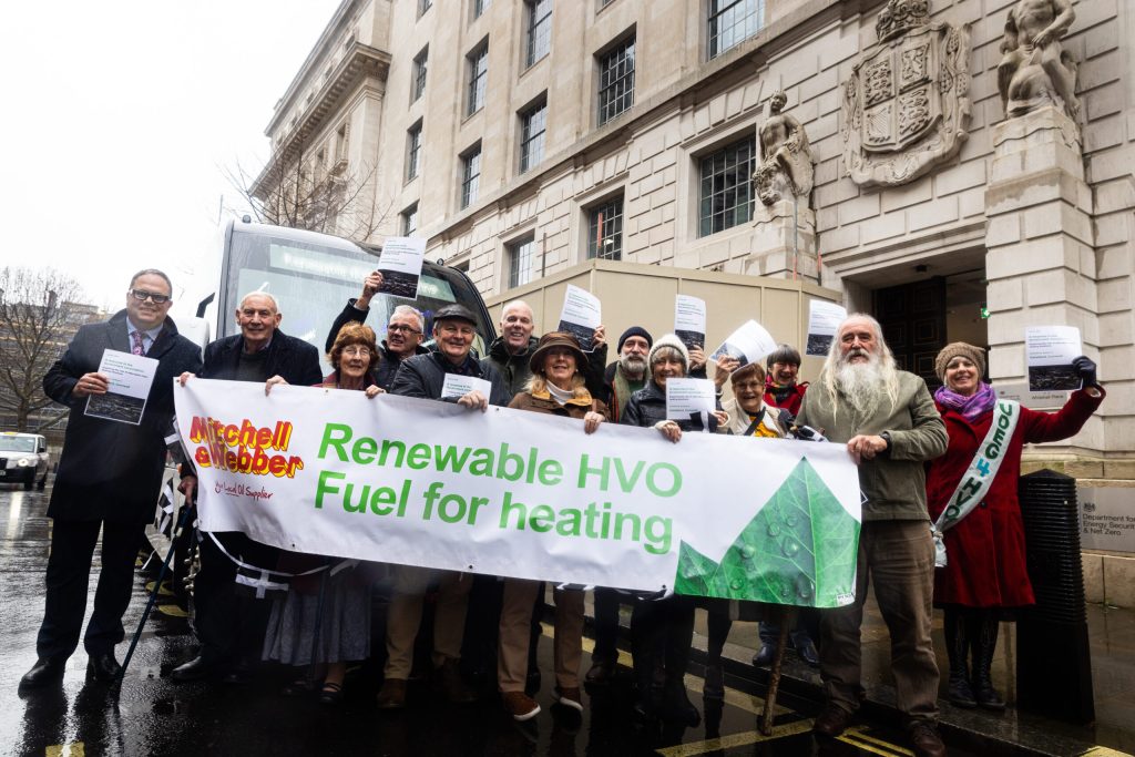 Kehellandin asukkaita Cornwallista luovuttamassa lausuntonsa Britannian energiaministeriölle Whitehallissa banderollin takana, jossa lukee Renewable HVO Fuel for heating