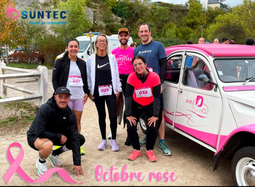 Suntec Industries Francen tiimi Foulées Roses -juoksussa AVEC La Deuche Rosen vaaleanpunaisen 2CV:n edessä